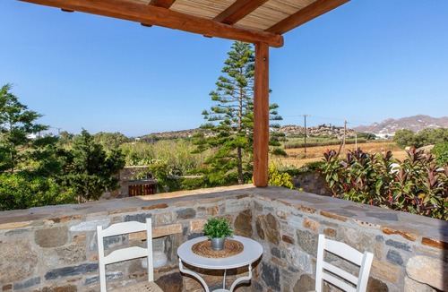 Agios Prokopios House | Traditional Styled Apartment With Private Outdoor Jacuzzi