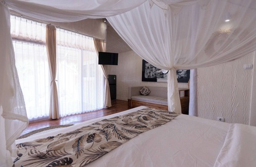 East Sumba House | Traditional style Bungalow with modern amenities, only 10km from Walakiri Beach!