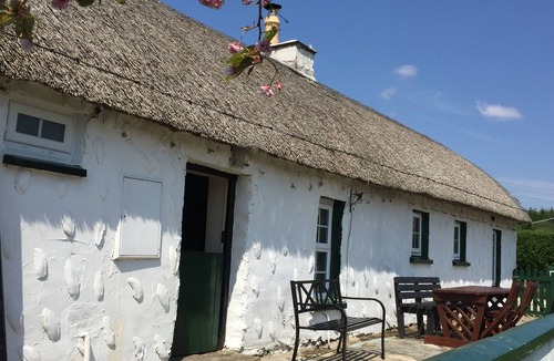 Bruckless Cottage | Traditional thatched cottage near the sea: log burner, paddock