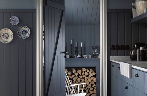 Hvalfjarðarsveit House | Traditional timber house by the sea