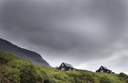 Hvalfjarðarsveit House | Traditional timber house by the sea