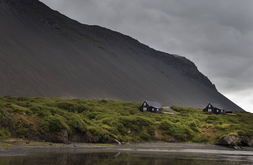 Hvalfjarðarsveit House | Traditional timber house by the sea