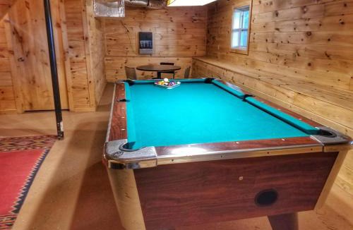Morganton House | Trail`s End-Hot tub-wifi,-pets ok-Pool Table-Fireplace-Screened Porch-Activities