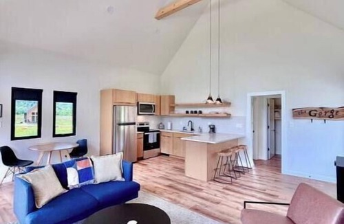 Stanton Cabin | Trail Tamer at Three Suns Cabins/Gorgeous Views/River/Beach