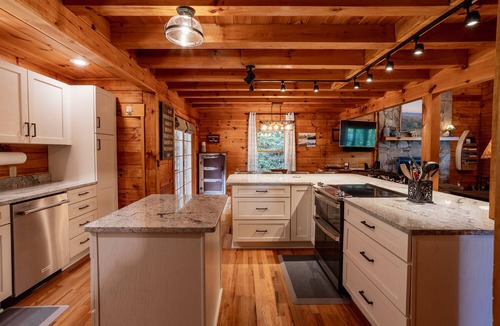 Waynesville House | Trailblazers Cabin | Newly Renovated Log Cabin | Mountain Views and Hot Tub