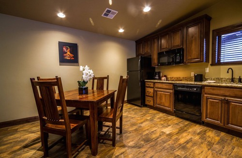 Zion National Park South Entrance Hotel | Trailhead Terrace | 1 Unit | Near Sorella Gallery+2 Miles to George Barker Park!