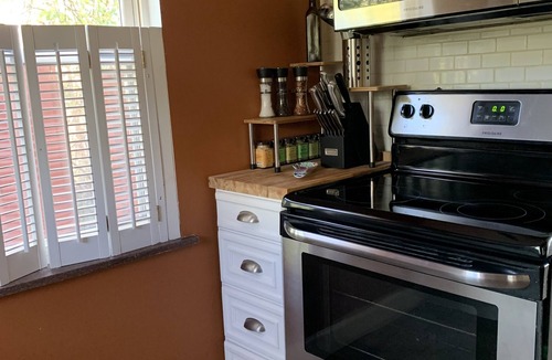 Roselawn Finance House | Trailside 4BR 2BA Cottage Fenced Yard Near Hyde Park