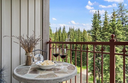 Silver Star Mountain Apartment | Trailside Escape a Ski-In Ski-Out Studio in SilverStar