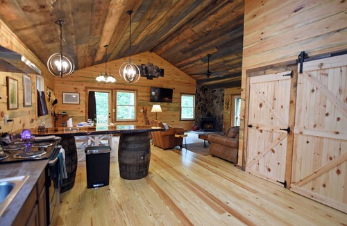 Foxfire Estates Cabin | Trailwalker, A Tranquil One Bedroom Nature Retreat, 10 min to town. Pet Friendly