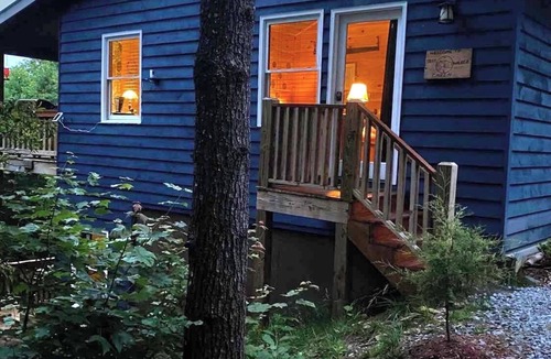 Foxfire Estates Cabin | Trailwalker, A Tranquil One Bedroom Nature Retreat, 10 min to town. Pet Friendly