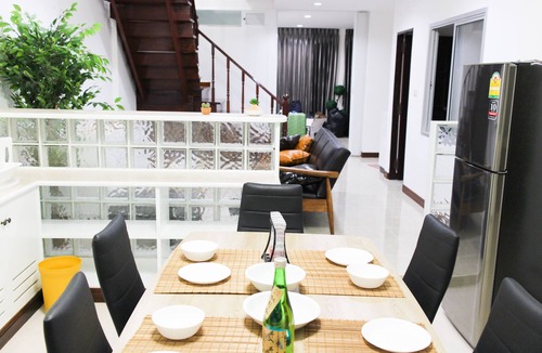 Rama 9 House | Train Night Market to 2min & MRT to 3min, big House, popular restaurants & cafes
