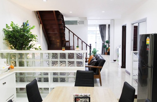 Rama 9 House | Train Night Market to 2min & MRT to 3min, big House, popular restaurants & cafes