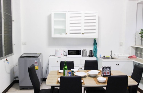Rama 9 House | Train Night Market to 2min & MRT to 3min, big House, popular restaurants & cafes