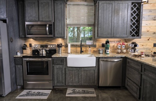 Pickens Cabin | Train Station Cabin - Sleeps 10 - Arcade - Hot Tub, Outdoor Fun & EV Plug