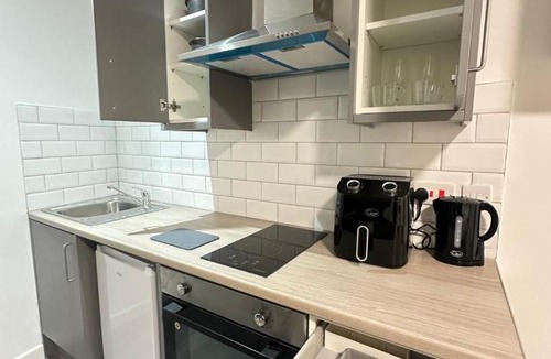Oadby Apartment | Train Station Spacious Apartments - Free Wifi, Netflix & Paid Parking Opposite