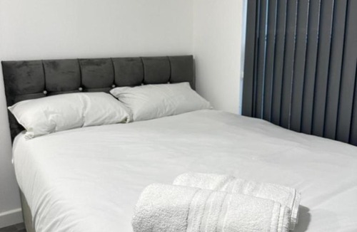 Oadby Apartment | Train Station Spacious Apartments - Free Wifi, Netflix & Paid Parking Opposite