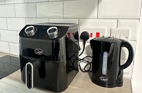 Oadby Apartment | Train Station Spacious Apartments - Free Wifi, Netflix & Paid Parking Opposite