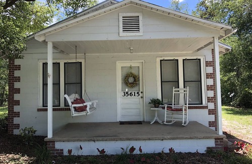 Folkston Cottage | Train Watchers' Cottage on Way to Okefenokee Wildlife Refuge
