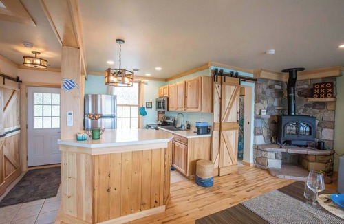 Cumberland Head House | Tramonto Paradise on the Lake Hot Tub Pet Friendly