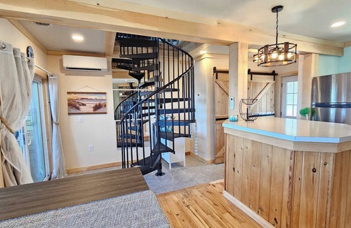 Cumberland Head House | Tramonto Paradise on the Lake Hot Tub Pet Friendly