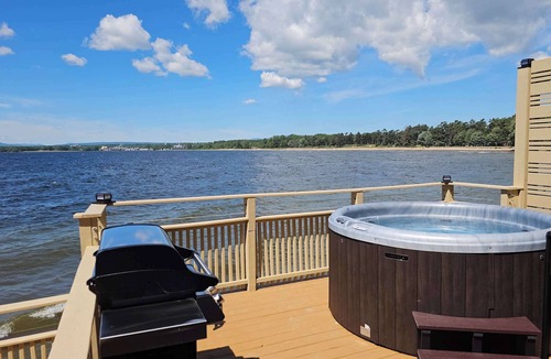 Cumberland Head House | Tramonto Paradise on the Lake Hot Tub Pet Friendly