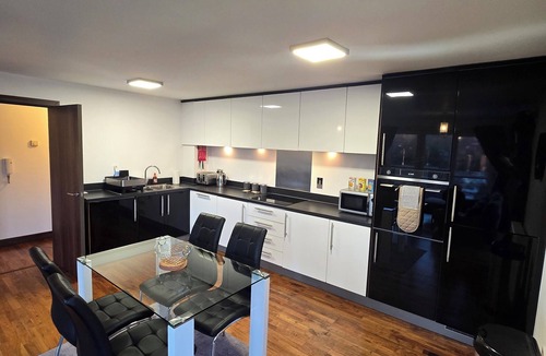 Drayton Apartment | Tranquil 2 Bed, 2 Bath Apartments walking distance from the Uxbridge town centre