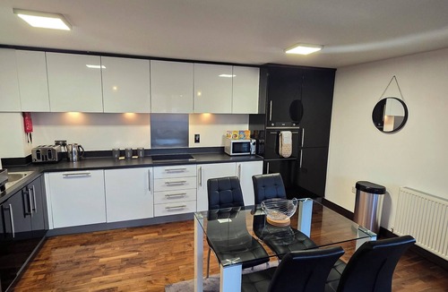 Drayton Apartment | Tranquil 2 Bed, 2 Bath Apartments walking distance from the Uxbridge town centre