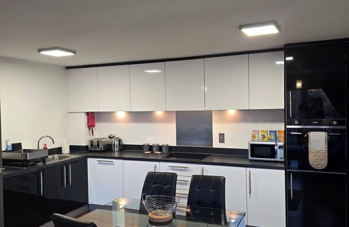 Drayton Apartment | Tranquil 2 Bed, 2 Bath Apartments walking distance from the Uxbridge town centre