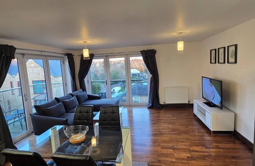 Drayton Apartment | Tranquil 2 Bed, 2 Bath Apartments walking distance from the Uxbridge town centre