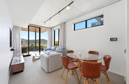 Kingston Apartment | Tranquil 2-Bed with Water View