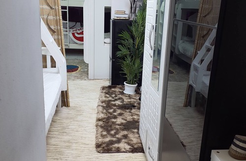 Al Qusais Bed & Breakfast | Tranquil 2-bedroom hostel in brilliant Dubai with AC, WiFi Safe and clean.
