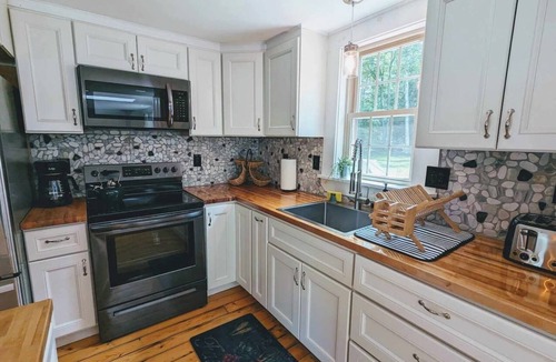 Mid-Coast and Islands Cottage | Tranquil 2BR Summer Home Steps to Private Beach