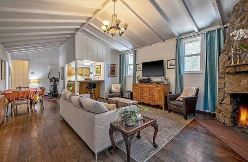 Upper East Cabin | Tranquil 3 bedroom 2 bath house with Central AC