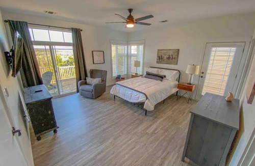 Royal House | Tranquil, 3BR, entertaining, Mountain Home