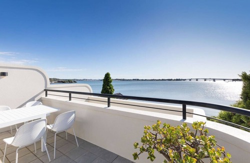 Sylvania Apartment | Tranquil 4-bedroom water view apartment
