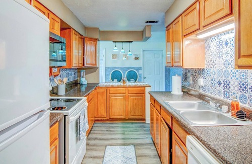 Gainesville House | Tranquil, 4 BR, Large Backyard with Fire Pit and BBQ