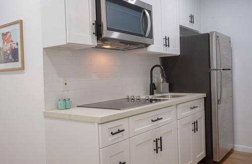 Eastern Honolulu House | Tranquil and Chic 1 Bd and Bth with Car and Sauna