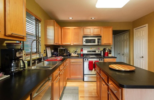Bryant Pattengill West House | Tranquil and serene home for your group reunion or family getaway.