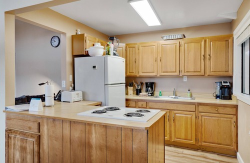 Lopez Island House | Tranquil Bayfront Home with Covered Deck & Large Lawn - Close to Beach