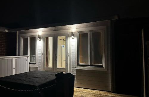Barnehurst House | Tranquil Cabin Retreat in Bexleyheath