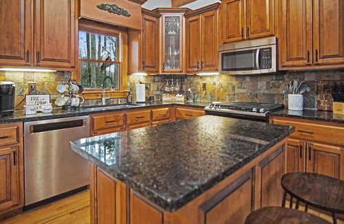 Cleveland Cabin | Tranquil cabin with mountain views, hot tub, game room, fire pit near wineries