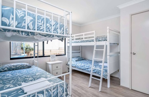 Dawesville House | Tranquil Coastal Escape - 4BR Retreat with Games Room and Outdoor Fun