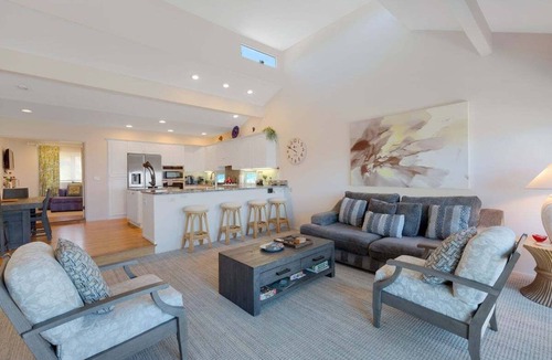 Leucadia House | Tranquil Coastal Living | Oceanview Seabluffe Beachfront Townhouse