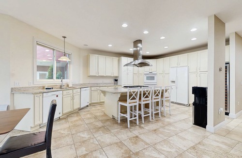 Pleasant Point House | Tranquil Coastal Sanctuary with Chef's Kitchen, Jacuzzi Tub and Water Views