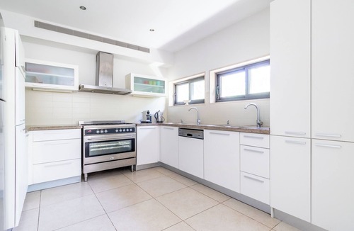 Katamon Apartment | Tranquil, comforatable, sleeps 6. Best Location