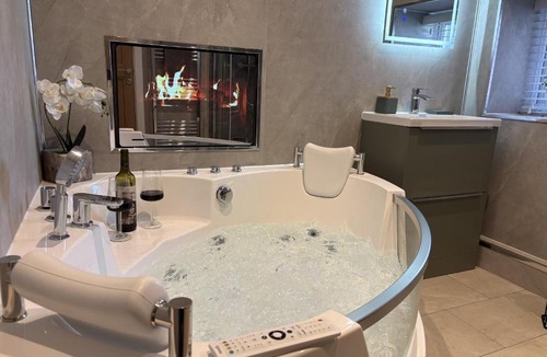 Brigham House | Tranquil Contemporary Cottage with Luxurious Jacuzzi