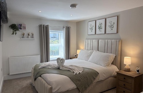 Brigham House | Tranquil Contemporary Cottage with Luxurious Jacuzzi