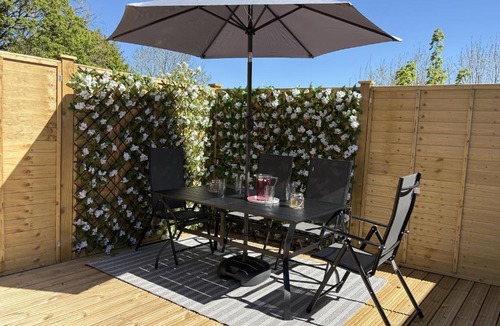 Brigham House | Tranquil Contemporary Cottage with Luxurious Jacuzzi