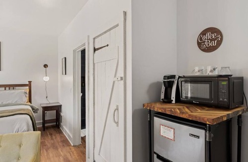Townsend Hotel | Tranquil Corner Room - Peaceful Lodge Retreat