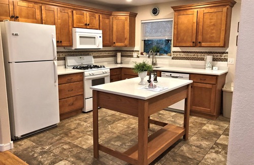 Springdale House | Tranquil Countryside Bungalow: A Blissful Retreat in Town Minutes From UofA!